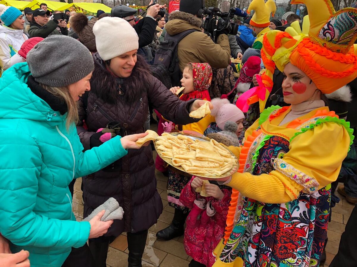 Угощение блинами на празднике Масленица