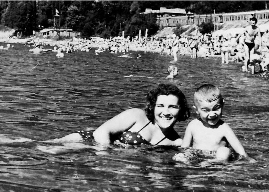 Маленький Василий со своей мамой на пляже в Гаграх. !961 г.