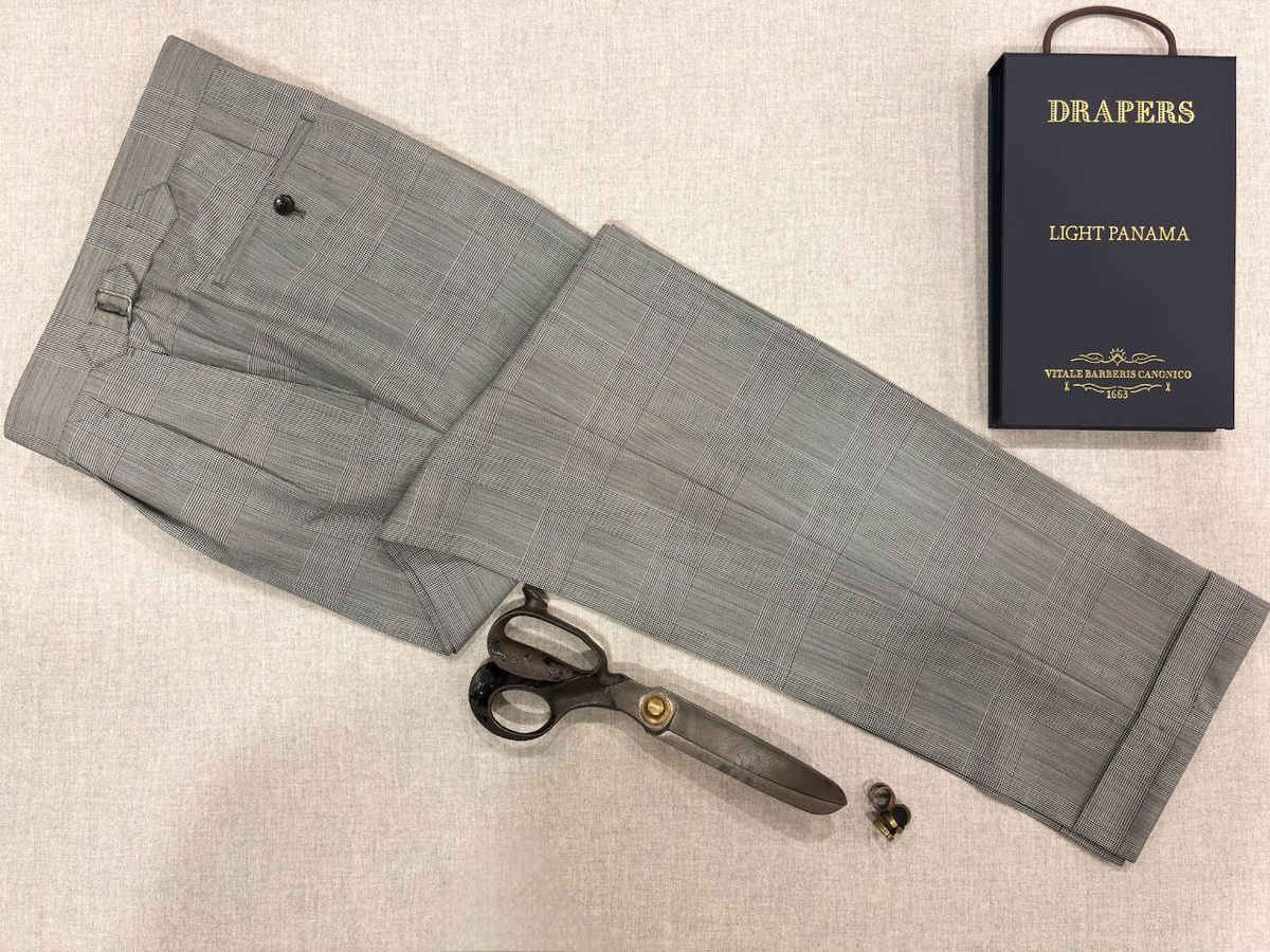 Непарные брюки с двойными защипами, боковыми регуляторами объема и манжетами из камвольной шерсти в клетку гленчек весом 230 грамм от Drapers из каталога Light Panama. Микрогленчек с расстояния традиционно плохо фотографируется, поэтому рассмотреть изящество классического рисунка лучше на крупных планах.