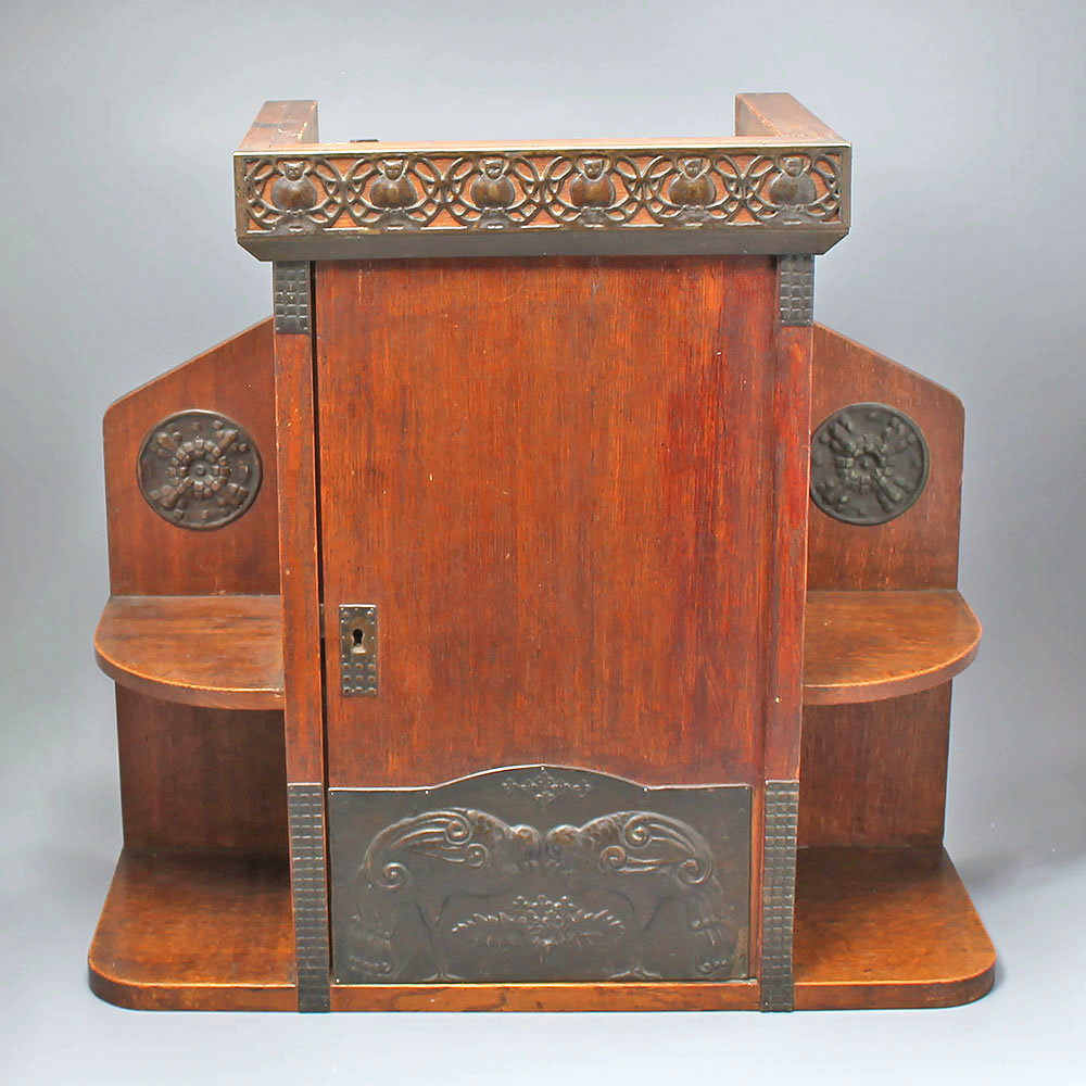 Подвесной шкафчик в русском стиле с открытыми боковыми полками, дерево, резьба, декоративные накладки, Россия, Абрамцево, 1910-е. Фото с нашего сайта dvaveka.ru