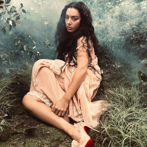    Альбом Charli XCX "Wuthering Heights" / pitchfork.com