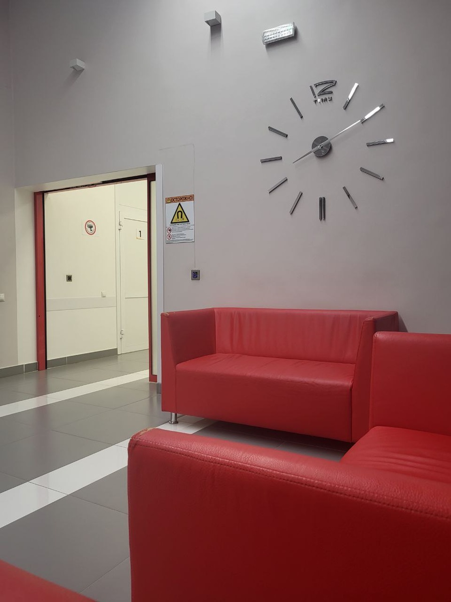 Вот такой холл перед тем как тебя пригласят на МРТ.