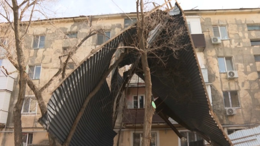 В Конаеве устраняют последствия разбушевавшейся стихии