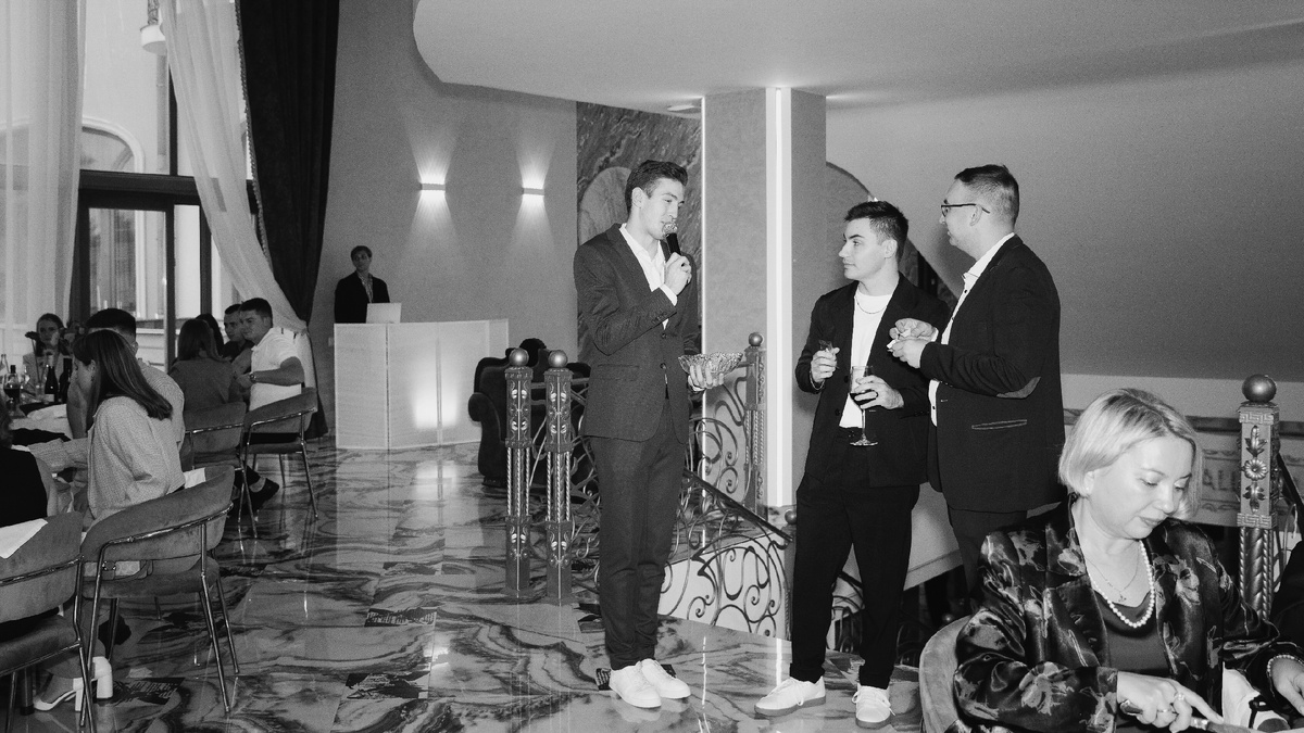 Ведущий Павел Кузнецов