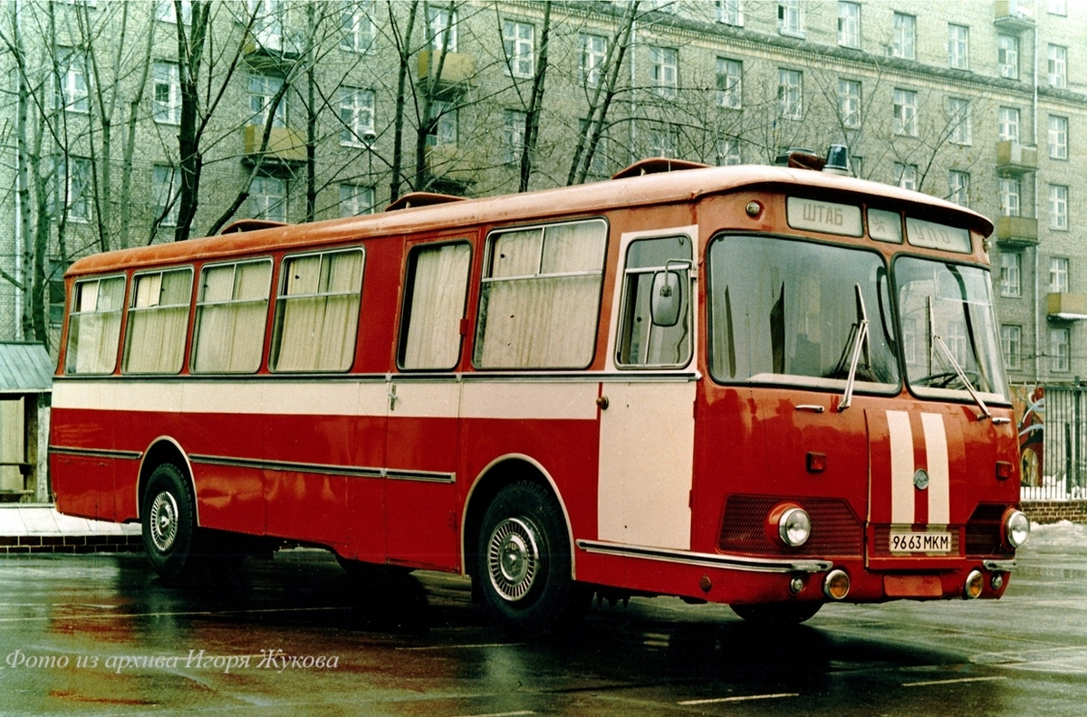 Середина 1980-х. Штабной ЛиАЗ-677 на плацу учебного полка на Звёздном бульваре.