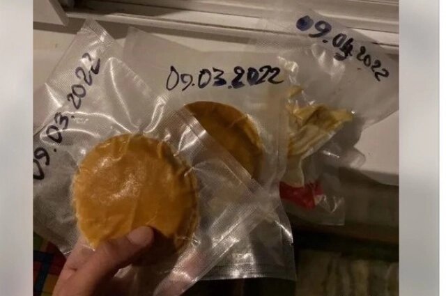    Если верить автору, то этим чизбургеру и картошке уже четыре года. Фото: Скриншот