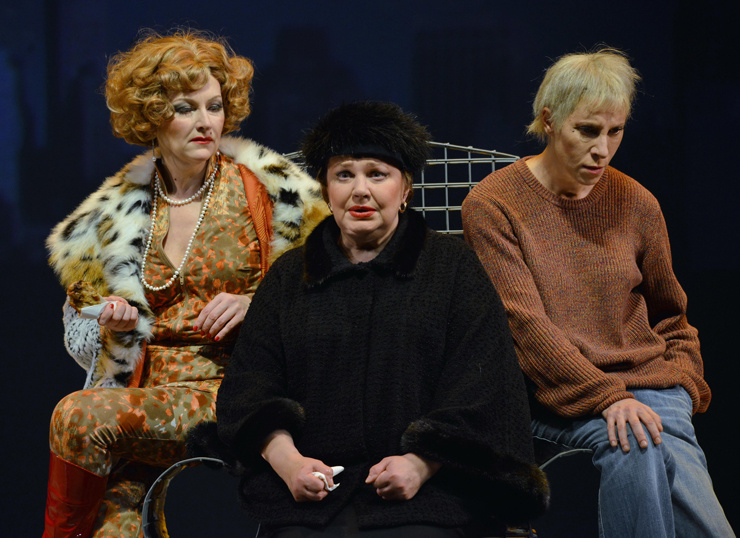    Марина Есипенко, Ольга Чиповская и Юлия Рутберг в спектакле «Девичник над вечным покоем»Legion-Media