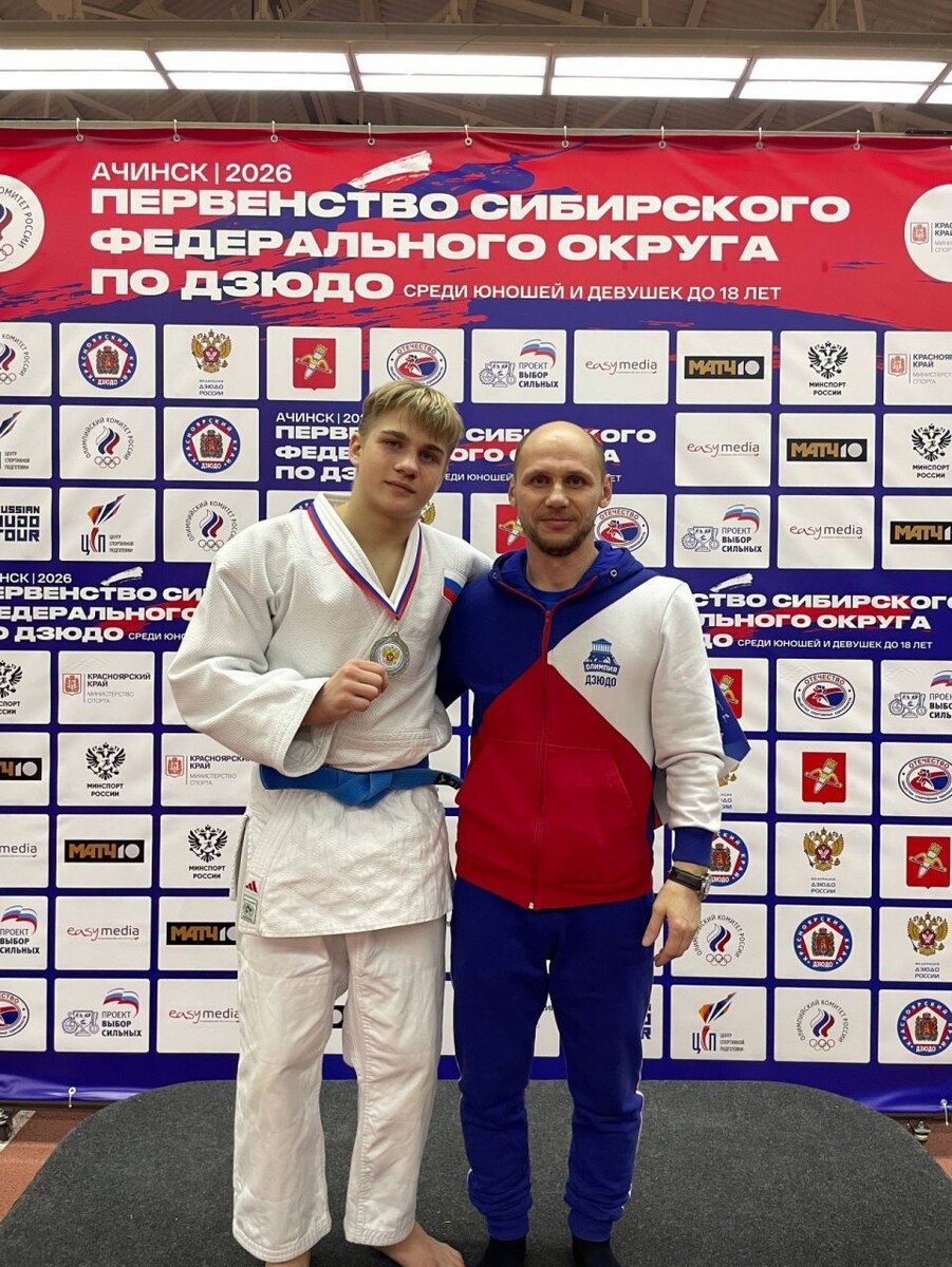 Никита Струков, серебряный призёр первенства СФО среди юношей в весовой категории до 66 кг, с тренером Богданом Амировым📷
