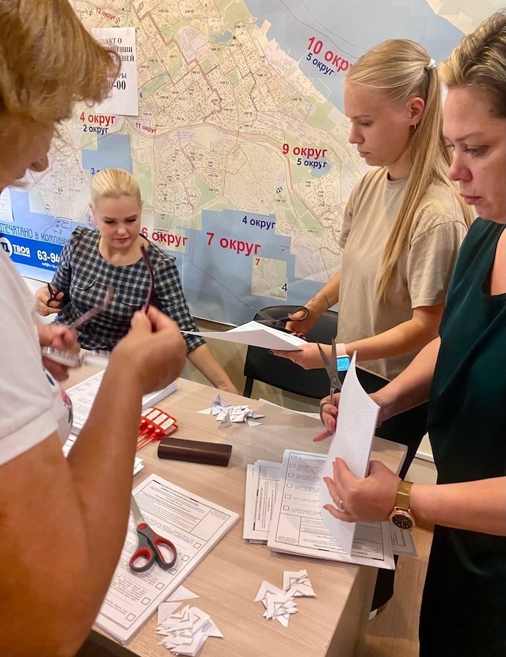 Елена Белобородова не первый год работает в избирательных кампаниях, она является членом Петрозаводской территориальной избирательной комиссии № 1 с правом решающего голоса. На фото - сидит в центре. 
