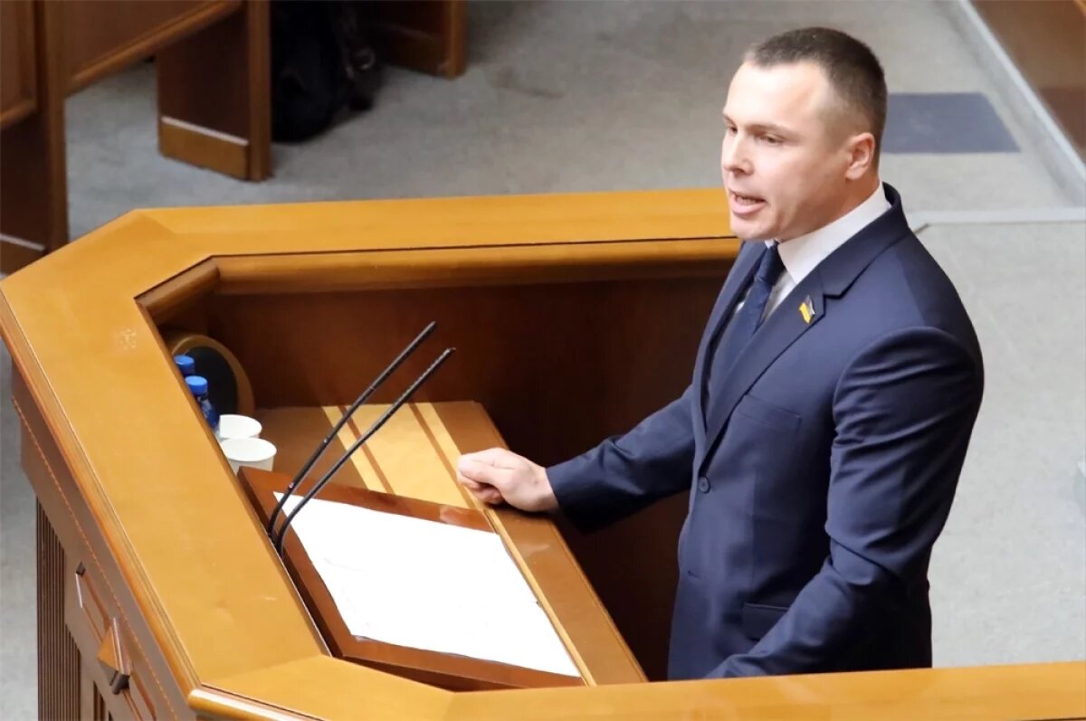    Депутат Роман Костенко выступает в Верховной Раде.