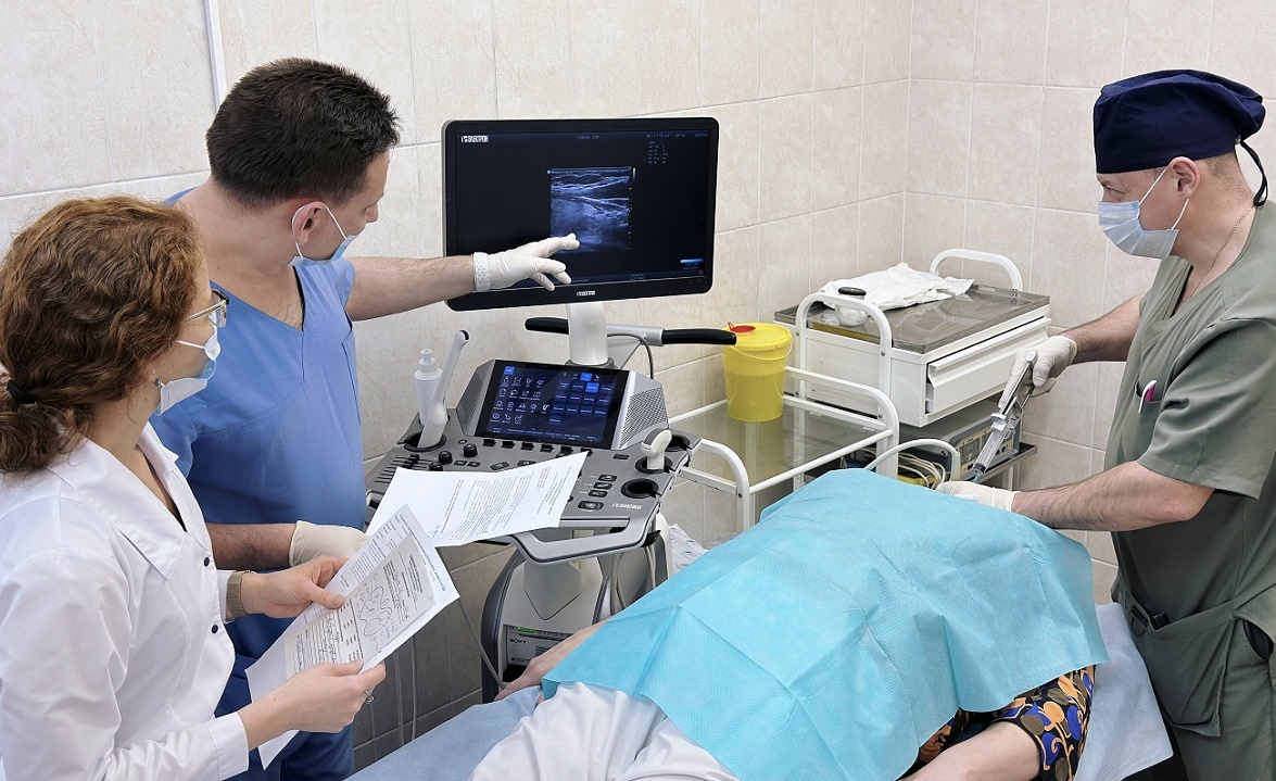    В бригаду по лечению околощитовидных желёз входят эндокринолог и хирурги-тиреоидологи.