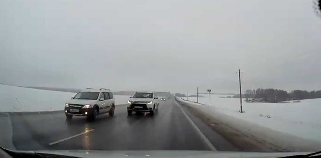 Лобовая угроза: алгоритм действий, когда другой автомобиль летит прямо на вас