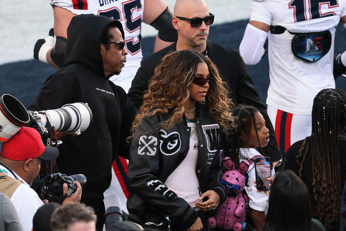 Рэпер Jay-Z с дочками Блю Айви и Руми Картер перед началом финального матча сезона Национальной футбольной лиги (НФЛ) в Санта-Кларе, 8 февраля 2025 года ©Carlos Barria/Reuters  📷