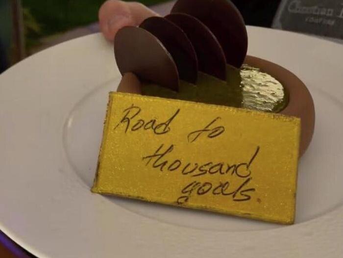 Овечкину подарили торт с пожеланием забросить тысячу шайб в НХЛ. Фото © Instagram (соцсеть запрещена в РФ; принадлежит корпорации Meta, которая признана в РФ экстремистской) / nastyashubskaya