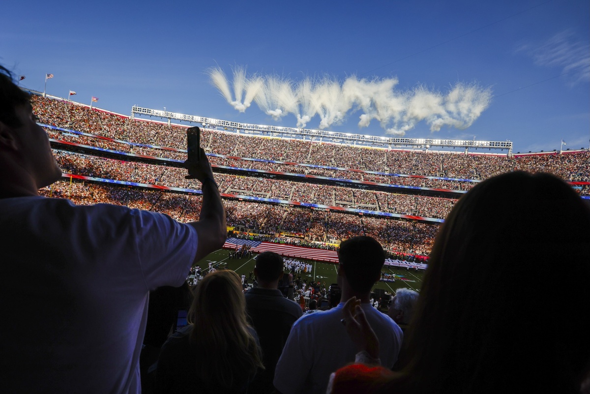 Stephen Lam/San Francisco Chronicle via Getty Images📷Шоу во время исполнения гимна США на Супербоуле 2026 над стадионом Levi's в Санта-Кларе (Калифорния), 8 февраля 2026