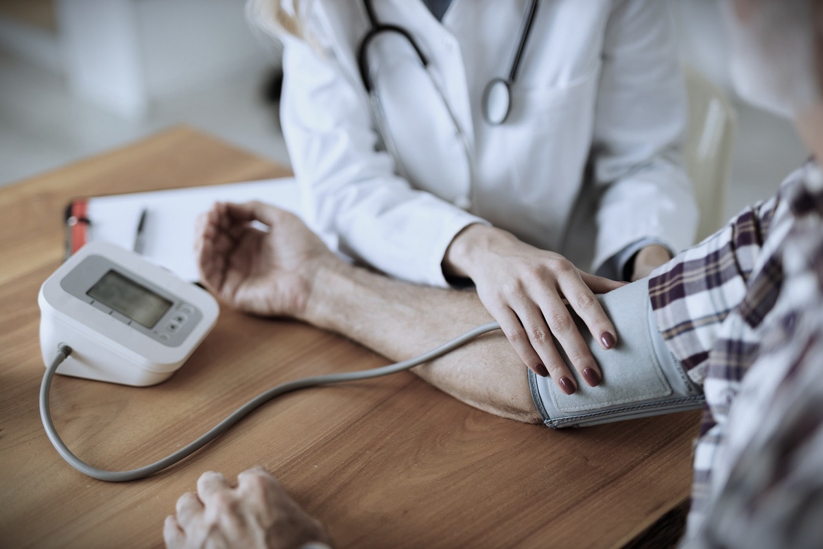 Обычные действия - давление, горло, стетоскоп. Кто же ждет смертельную болезнь?..