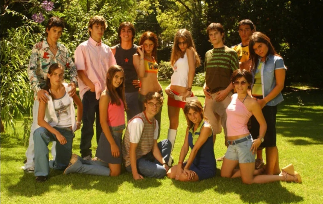 Из сериала фото можно много найти. Они еще и под небом на природе все это делали. У всех отличные и стильные топики, шортики, майки, футболки и все такое прочее