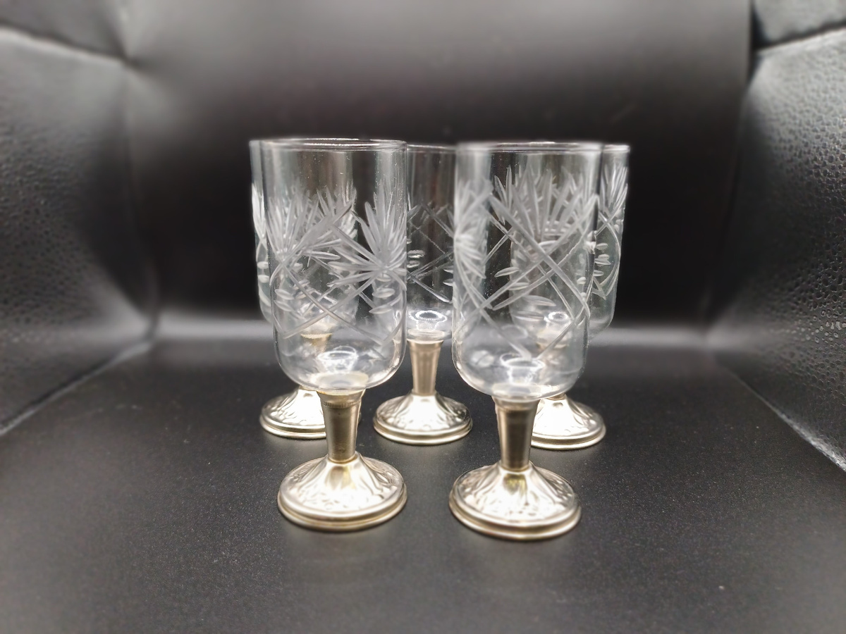 Эти рюмки я нашла во время расхламления у свекрови. В наборе пять штук. Проданы за 1 500 рублей. Фото автора Юлии Солоха