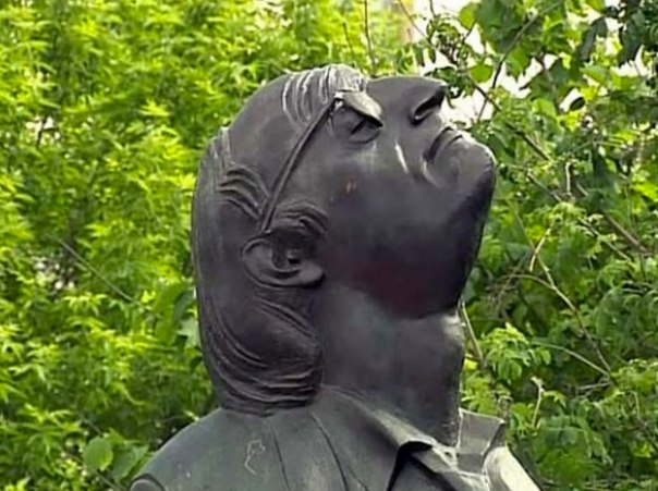 Скульптор Франгулян, похоже, недолюбливал Бродского, иначе не подставил бы так откровенно его лицо под голубиный дождь