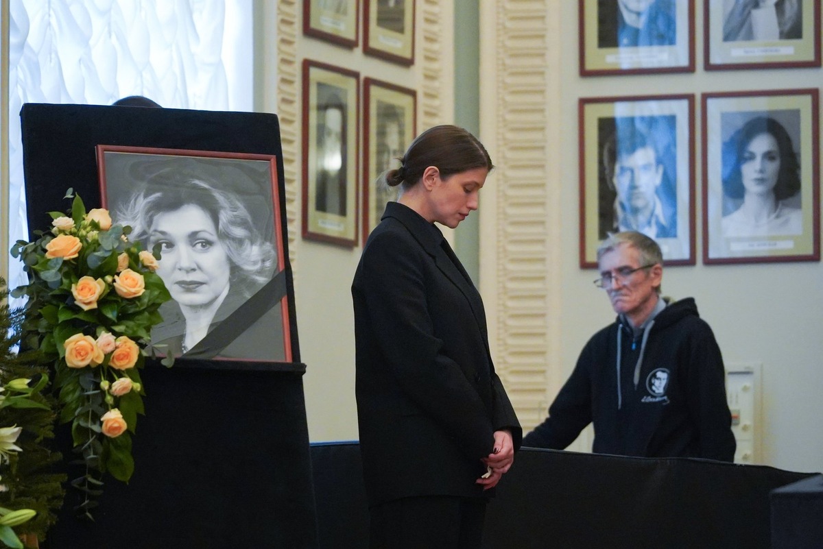    Анна Чиповская на церемонии прощания с мамой