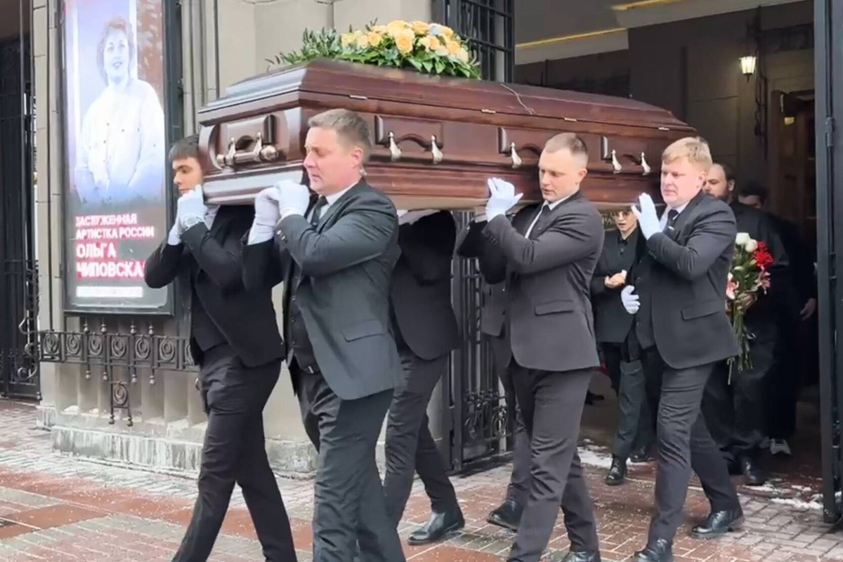     Гроб с телом Ольги Чиповской вынесли из театра в Москве и погрузили в катафалк: видео