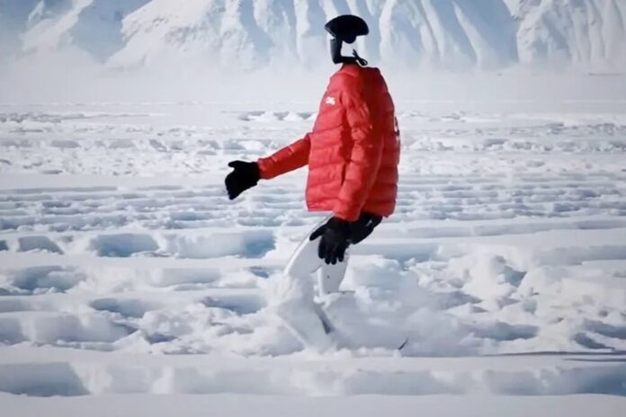    «Оранжевые пуховики» – метафора растущего присутствия человека и его влияния в Арктике, ставящего под вопрос ее неприкосновенность и будущее.