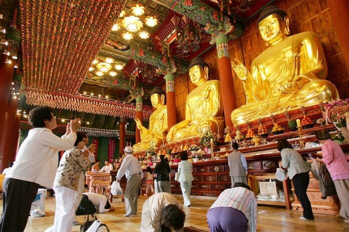    В Южной Корее, где низкая рождаемость становится национальной проблемой, некоторые монахи видят свою миссию в спасении демографии, предлагая альтернативу традиционным методам поиска партнера.