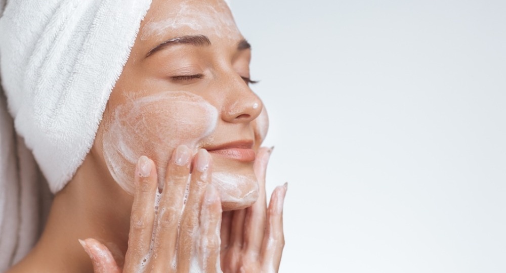 Просто и понятно: 3 бьюти-новинки для лица и рук, которые поддержат молодость кожи и ногтей