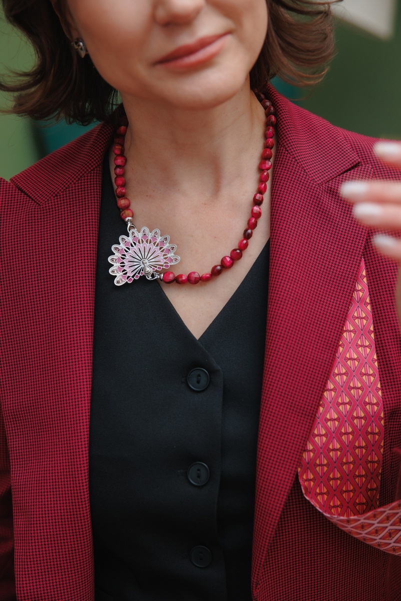 Бренд TRIORA, коллекция Индия: натуральный кощачий глаз, шёлковый шарфик Твилли и дизайнерская брошь "Павлин"