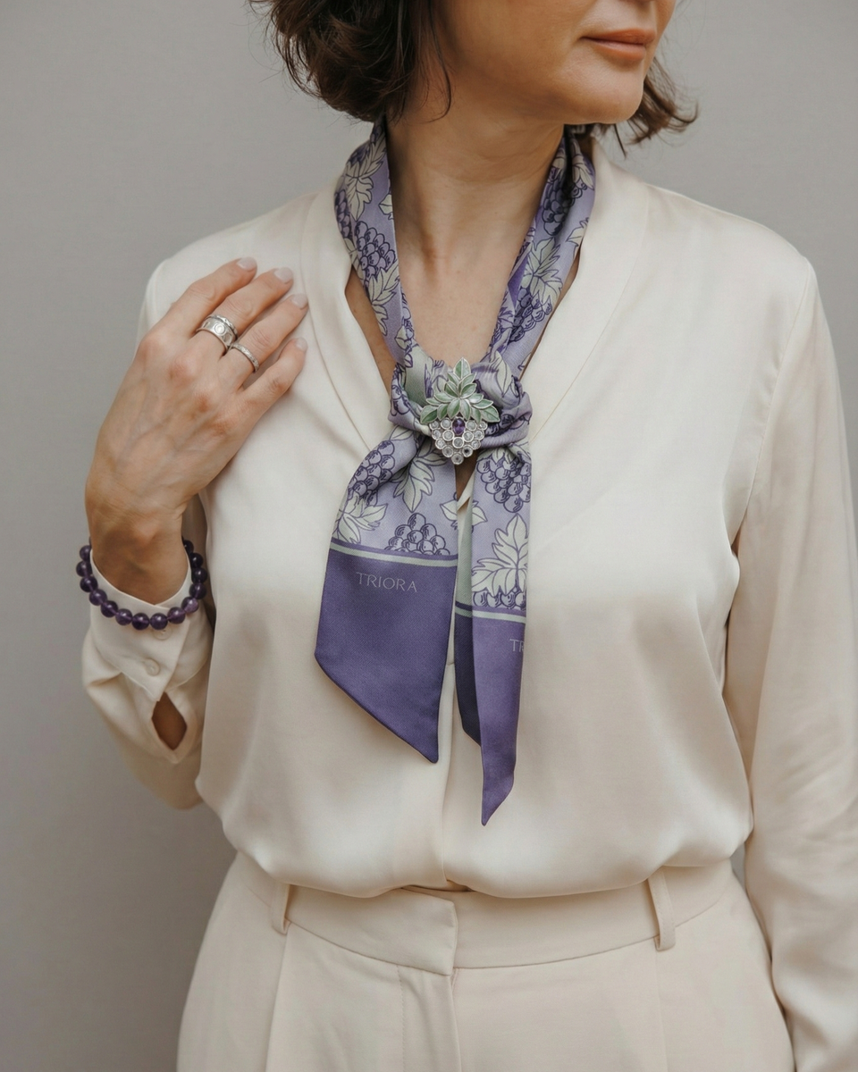 Бренд TRIORA, коллекция Италия: колье из натурального аметиста, дизайнерская брошь "Виноградная лоза" и шелковый шарфик Твилли