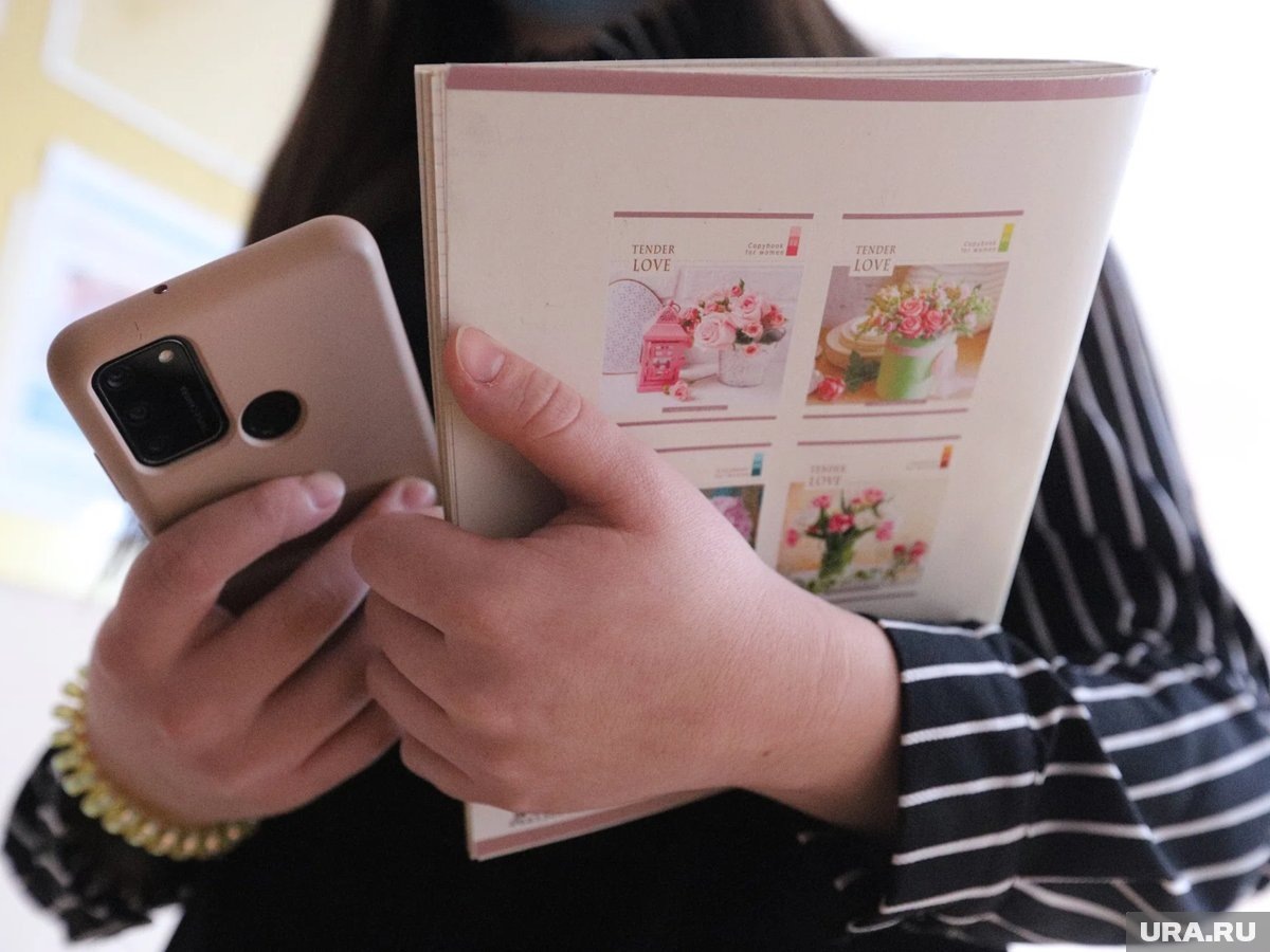     Дети сообщают, что классный руководитель по своему желанию проверяет телефоны