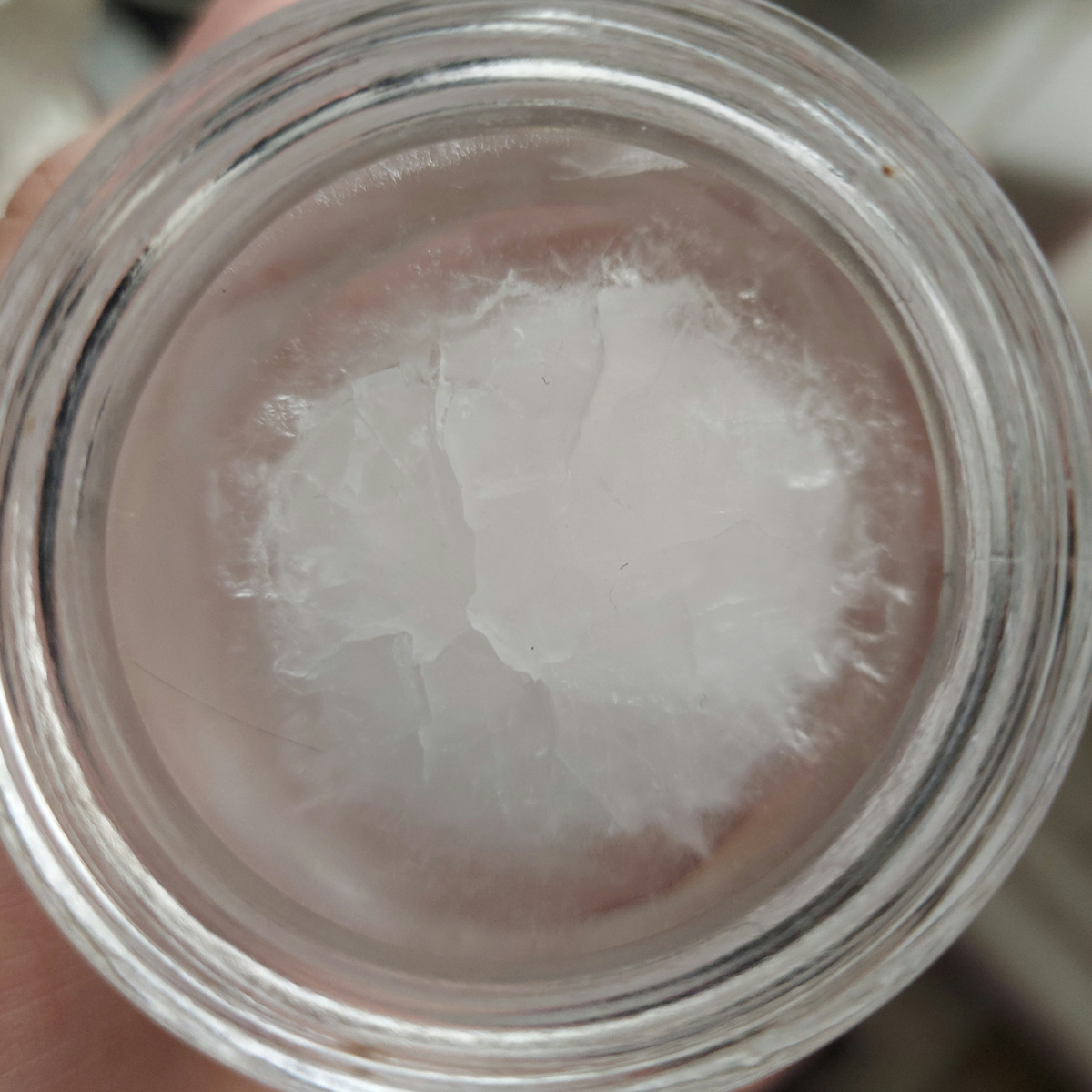 Сверху похоже на яйцо.