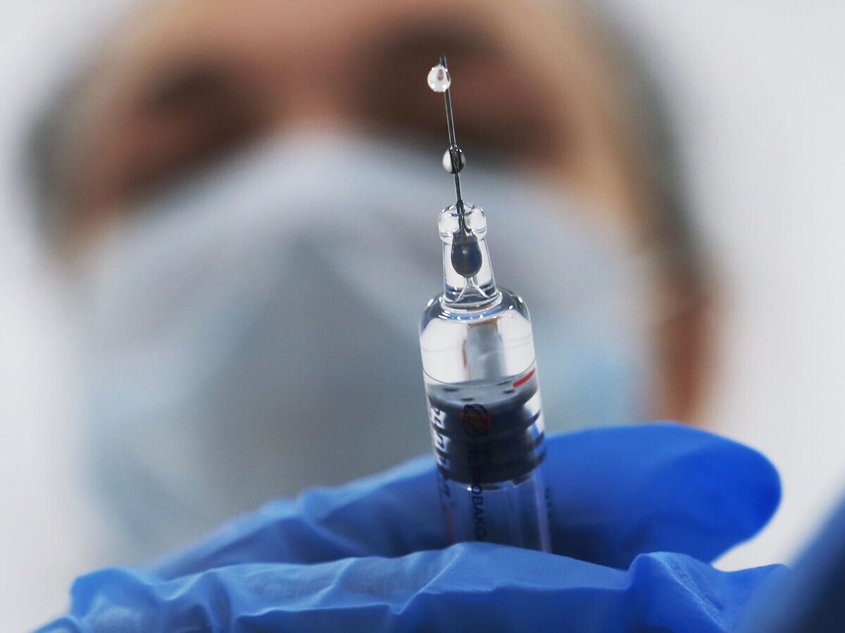    Медик готовит шприц с вакциной | © РИА Новости / Виталий Белоусов