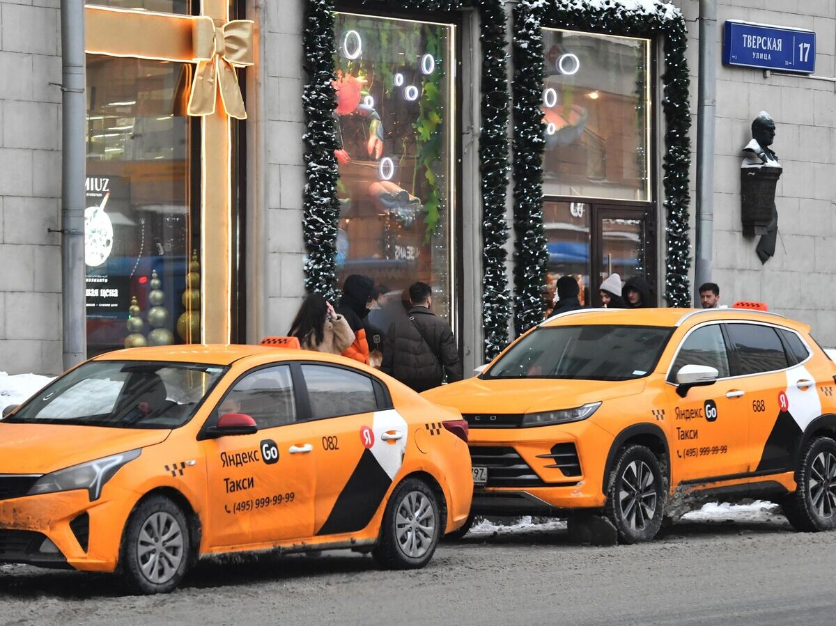    Автомобили такси на Тверской улице в Москве | © РИА Новости / Наталья Селиверстова