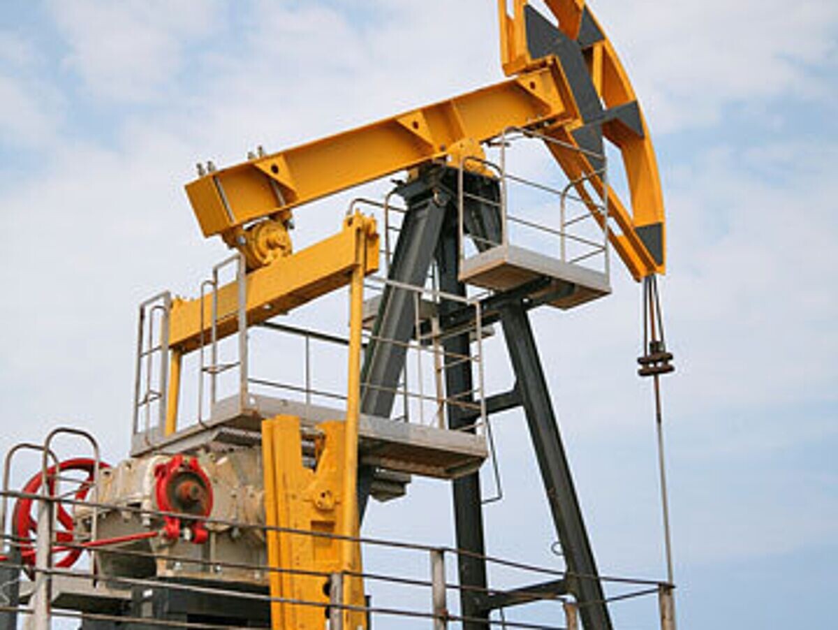    Штанговый насос на нефтяной скважине © РИА Новости