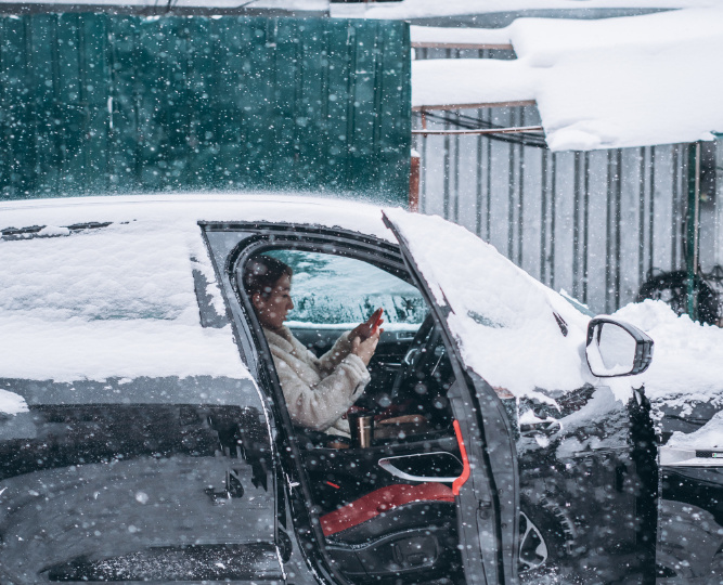 Как правильно чистить стекла от снега и наледи