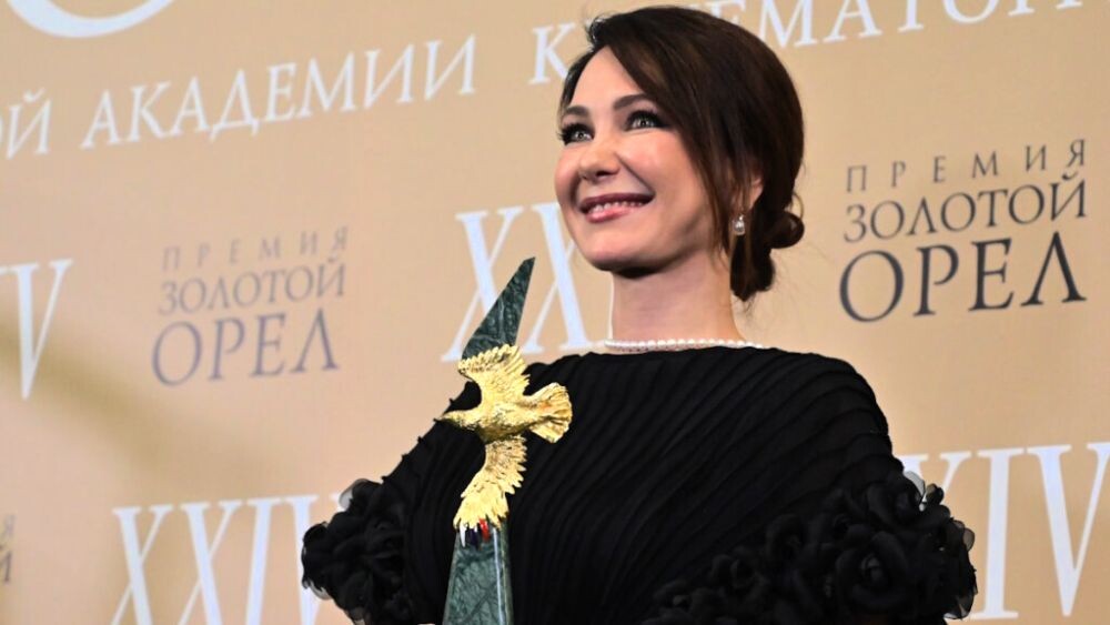 Получила премию "Золотой орёл"