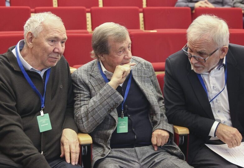     Олег Романцев, Юрий Семин и Гаджи Гаджиев на Общероссийской тренерской конференции в Москве, октябрь 2025 года / Геннадий Черкасов