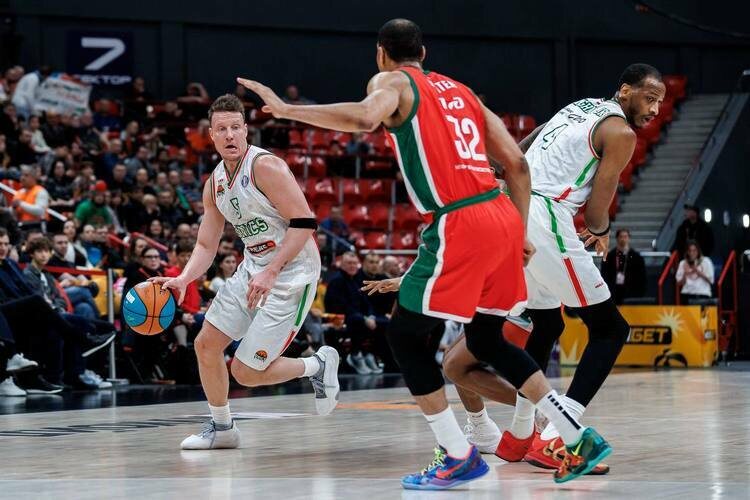 УНИКС отыгрался с минус 10 (на фото с мячом — Дмитрий Кулагин) Фото: unics.ru