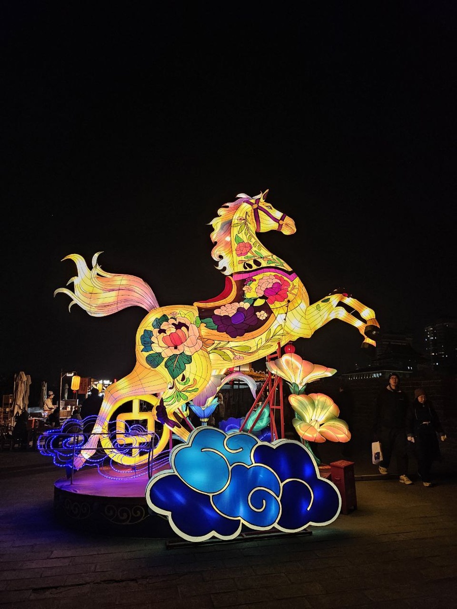 Городская стена Сианя. Световые инсталляции. Фото автора.