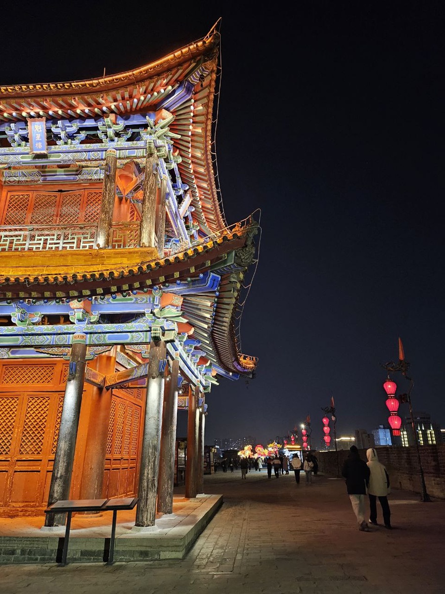 Городская стена Сианя. Световые инсталляции. Фото автора.