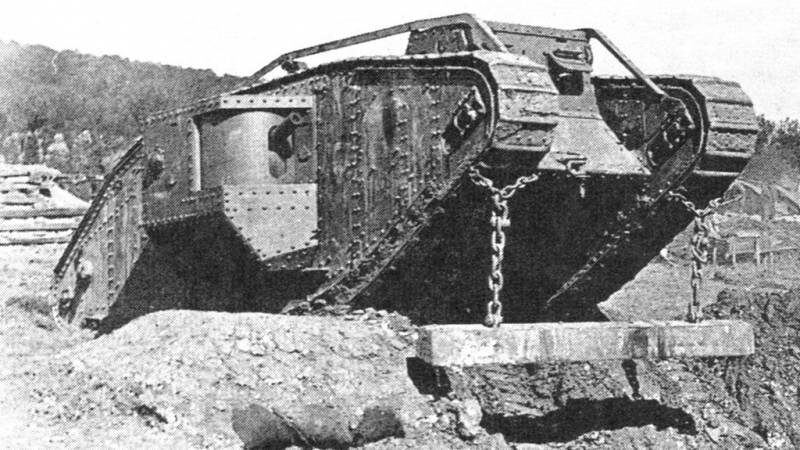 Английский танк Mk IV с бревном для самовытаскивания, 1917 г.