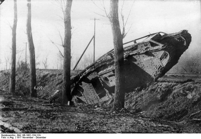 Танк Mk IV во время наступления у деревни Фонтенай у Камбре