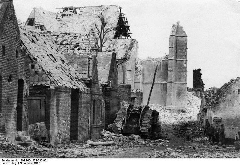 Mk IV на улице одной их деревушек у Камбре