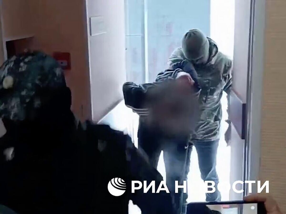    Подростка, напавшего на студентов в общежитии в Уфе, доставляют в суд | © РИА Новости