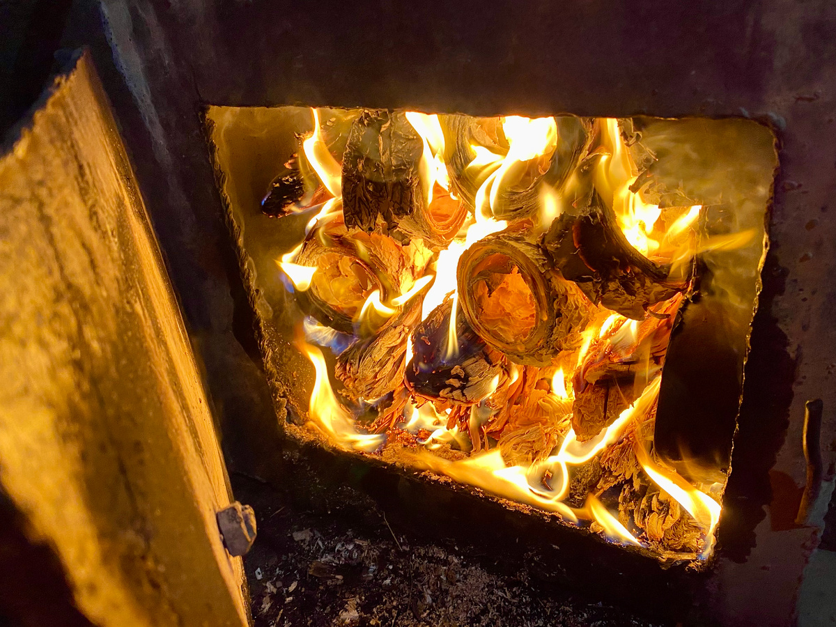 На огонь можно смотреть бесконечно. А на вопросы отвечать бесконечно не хочется :)