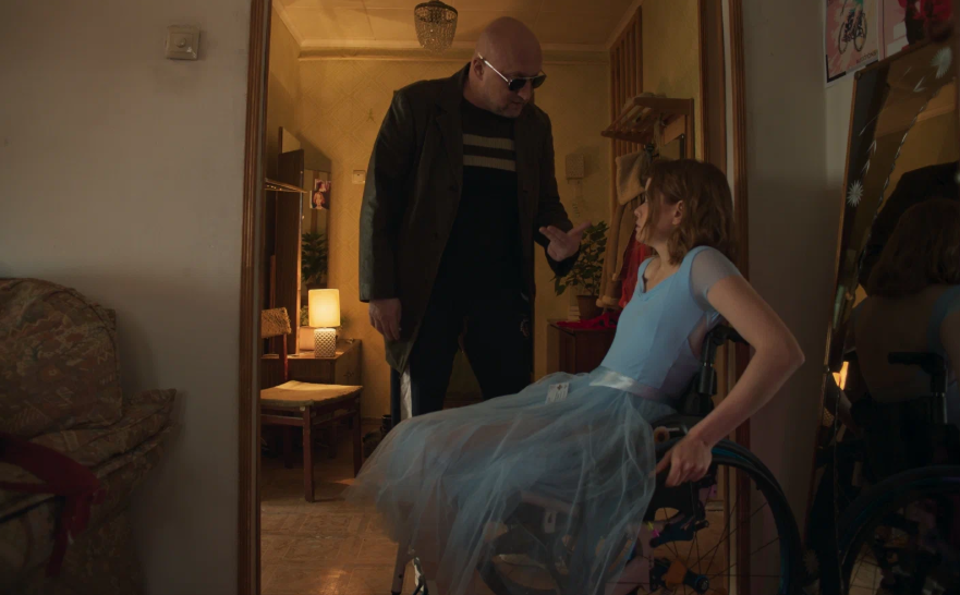 Кадр из сериала «Встать на ноги»: Гоша Куценко и Мила Ершова в ролях отца и дочери.