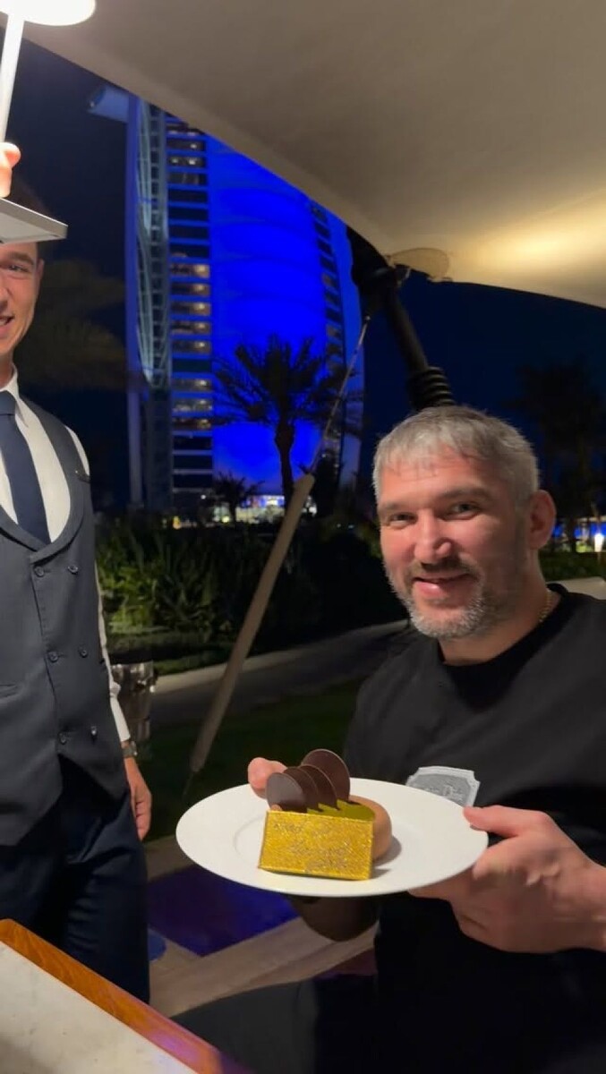    Александр Овечкин получил послание от шеф-повара в Дубае. Источник: @nastyashubskaya*