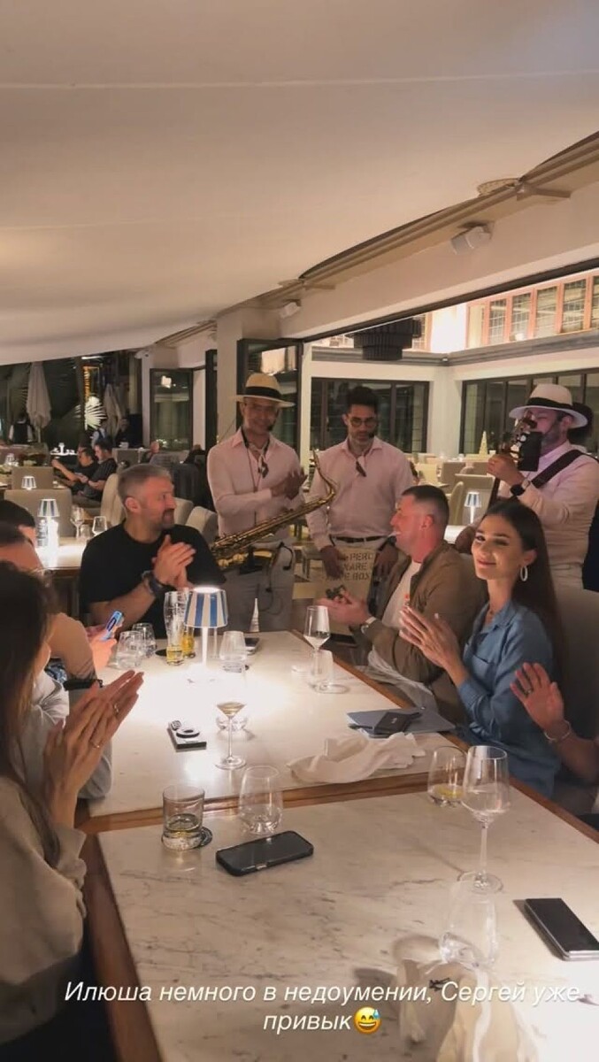    Александр Овечкин получил послание от шеф-повара в Дубае. Источник: @nastyashubskaya*