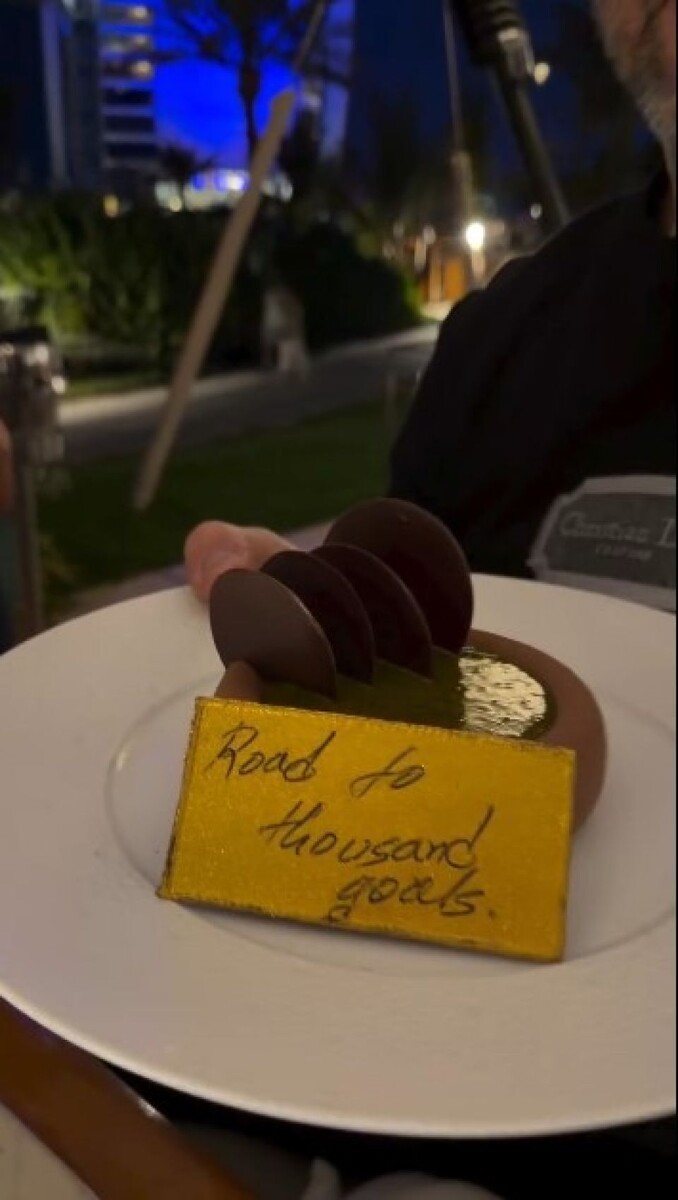    Александр Овечкин получил послание от шеф-повара в Дубае. Источник: @nastyashubskaya*